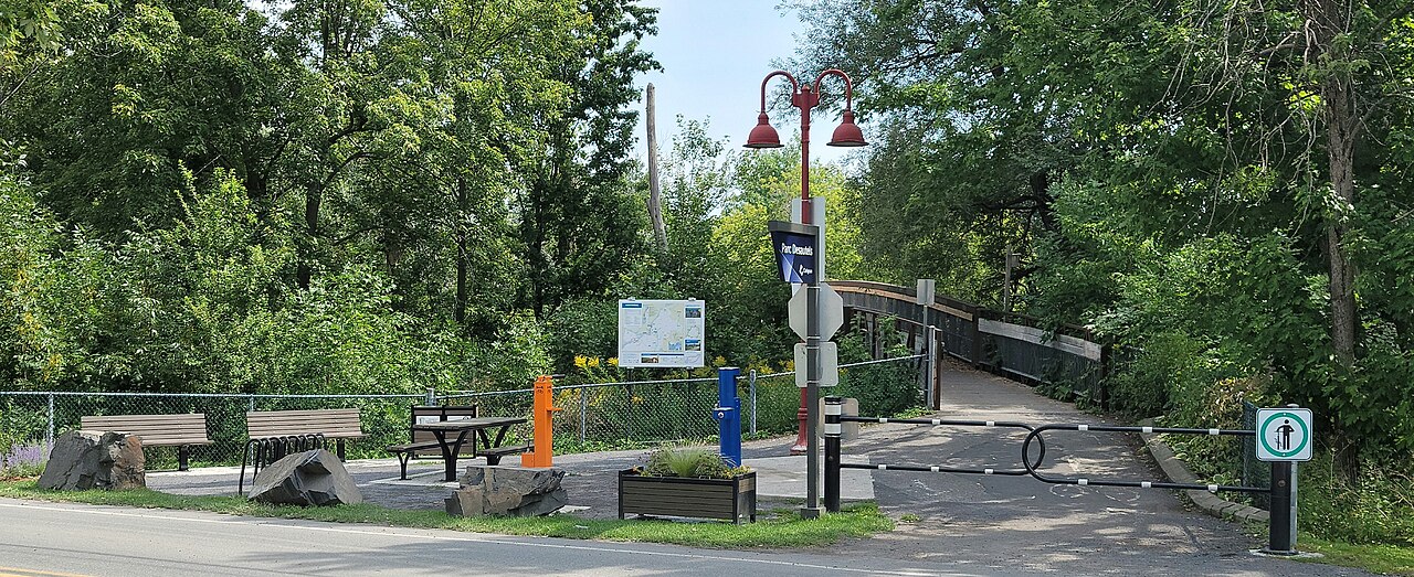 Parc Desautels et passerelle sur la rivière L'Acadie, Carignan